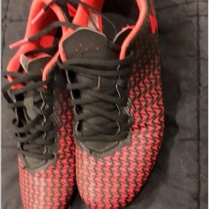 Under Armour youth soccer cleats size 5 boys euc
